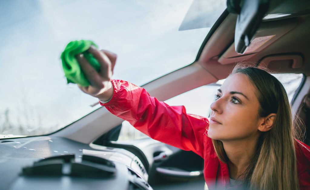 Windschutzscheibe von innen reinigen schützt vor Beschlag der Frontscheibe